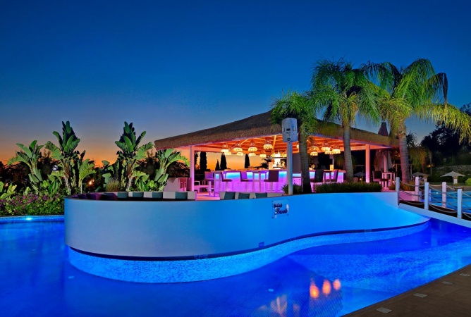 Pool Bar